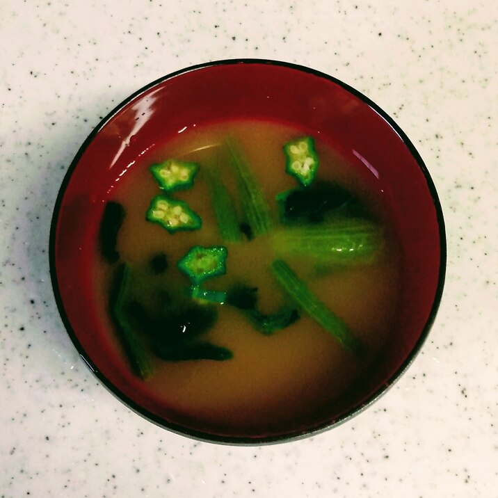オクラと小松菜の味噌汁